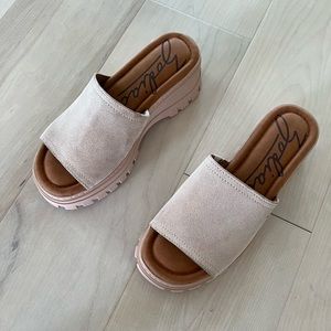 Zodiac Comfy Light pink suede platform sandals. Size US6. y2k style. New!